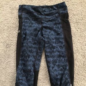Athleta Crops in Navy/Black XS